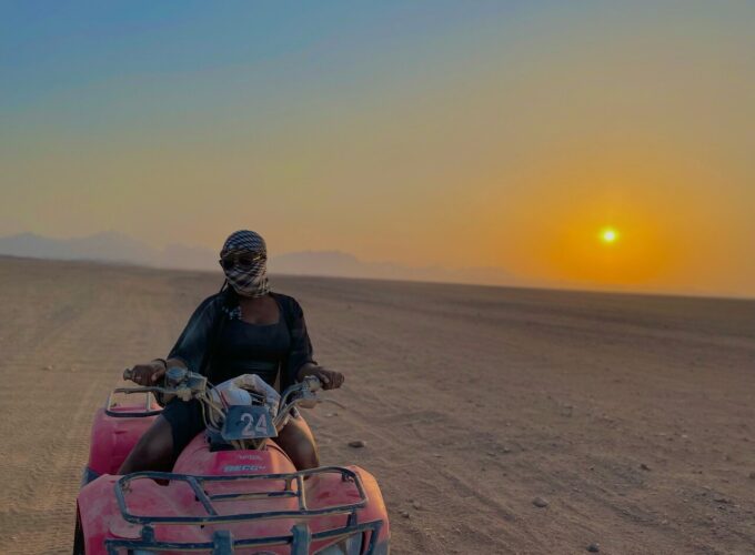 Motorata nel deserto da El Quseir al mattino con Beduini