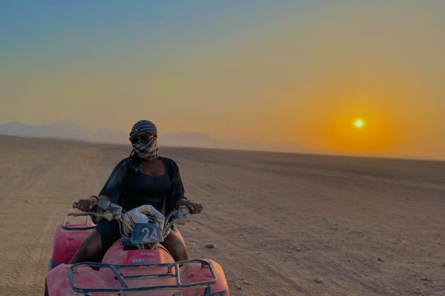 Motorata nel deserto da El Quseir al mattino con Beduini